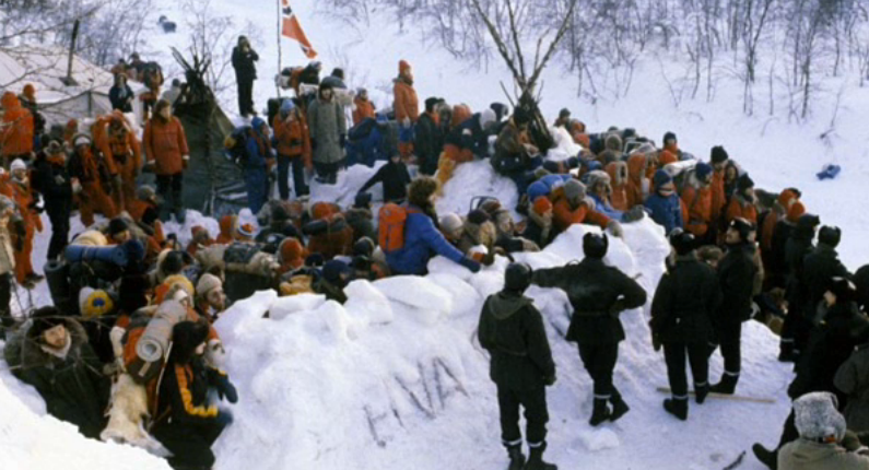 Campamento de protesta contra cielo abierto de hierro en Suecia